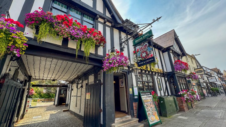 Historic timber building pub in Stratford upon Avon – a day in Stratford upon Avon