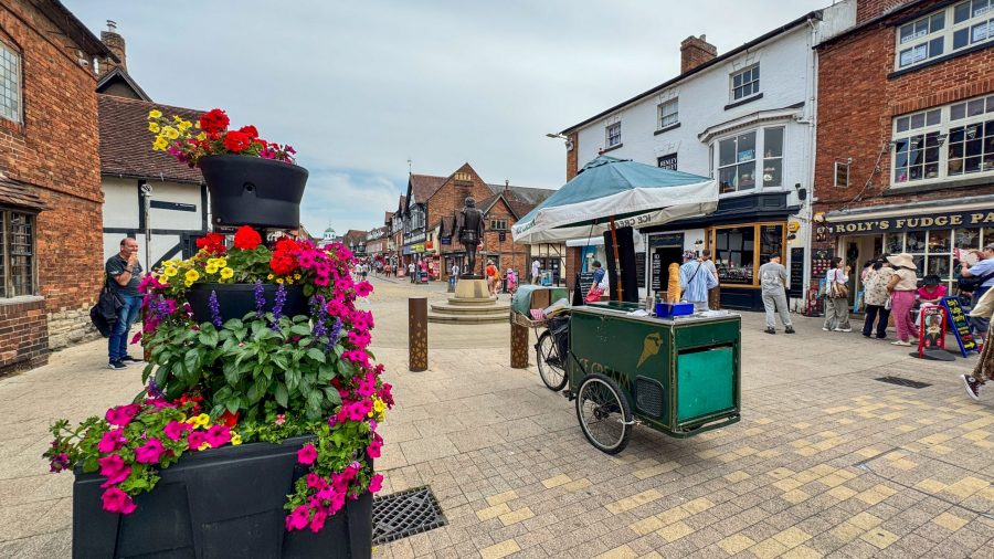 Ice cream cart near Shakespeare statue in Stratford upon Avon – perfect for a day in Stratford upon Avon