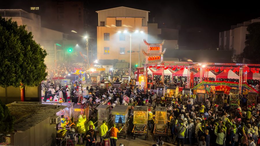 Crowds gathering for the Beehive Fireworks Festival