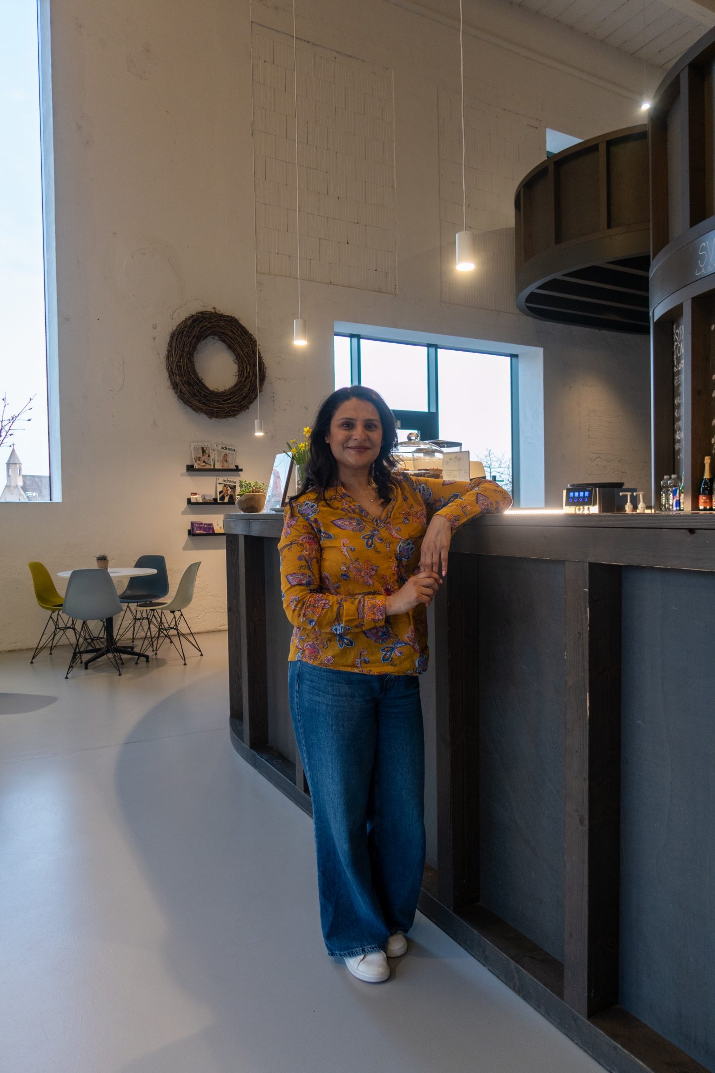 A woman leaning on the Enoteka wine bar in Znojmo